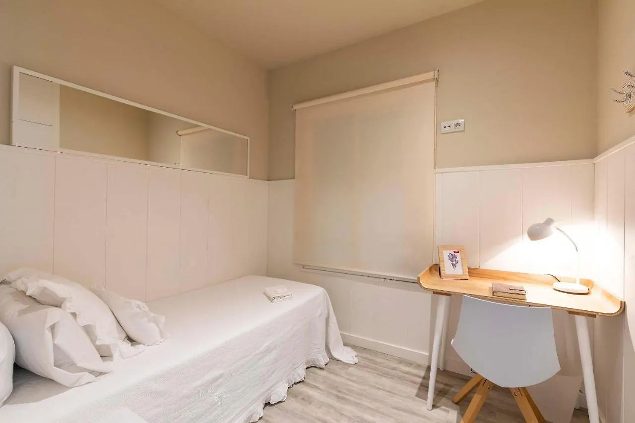 Chic Gran Via Apartment برشلونة 0*,  إسبانيا